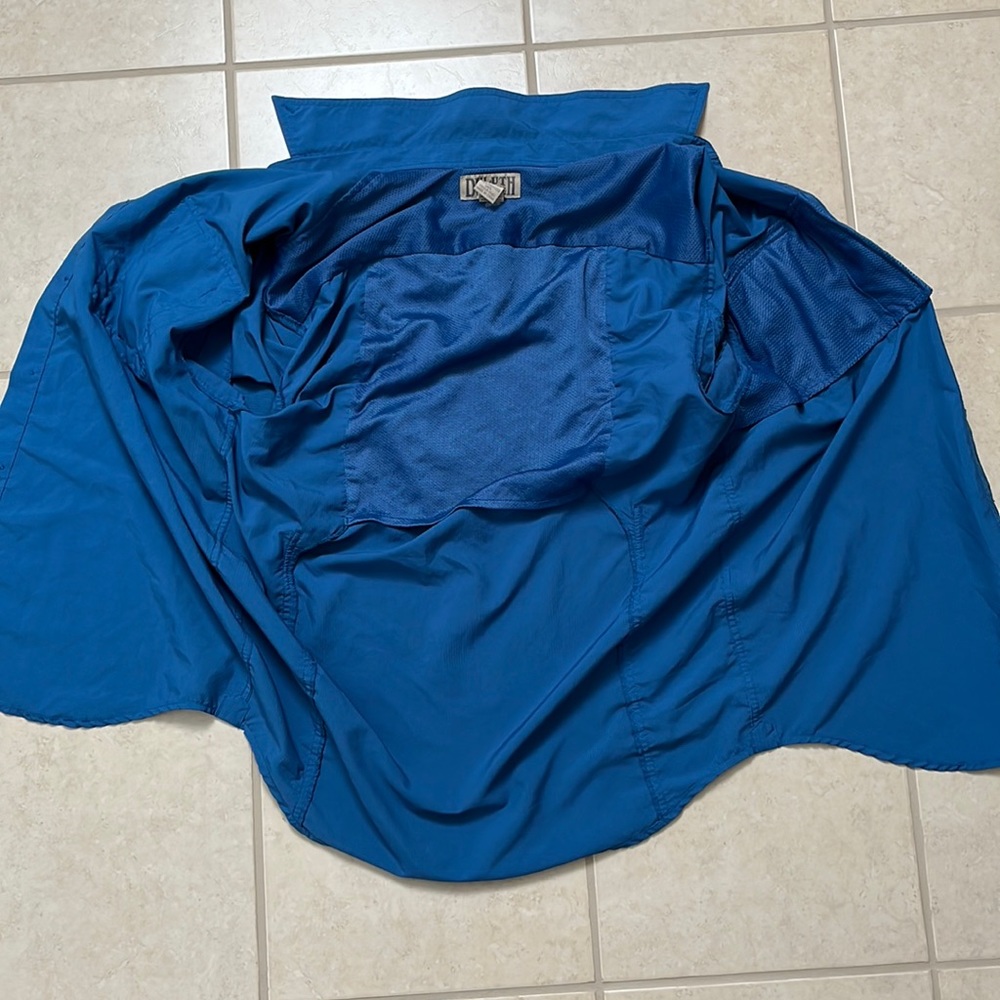 Mens Medium Blue Duluth Vented coolplus button shirt